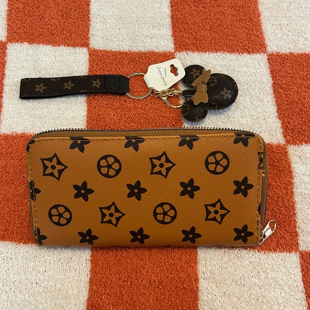 Wallet and coordinating keychain. Would make a perfect gift! 💰🔑